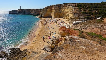 Algarve está a receber turistas que iam para Espanha, França e Croácia. Reservas aumentaram 723%